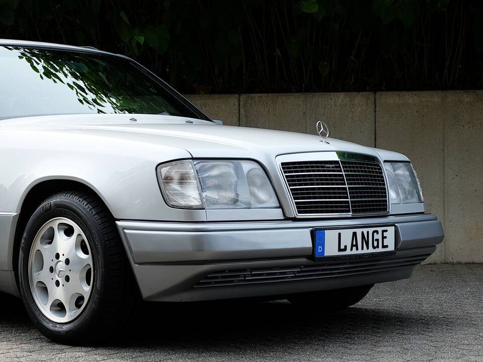Image 9/75 of Mercedes-Benz E 280 T (1994)