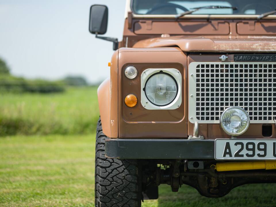 Image 18/33 of Land Rover Defender 110 (1983)