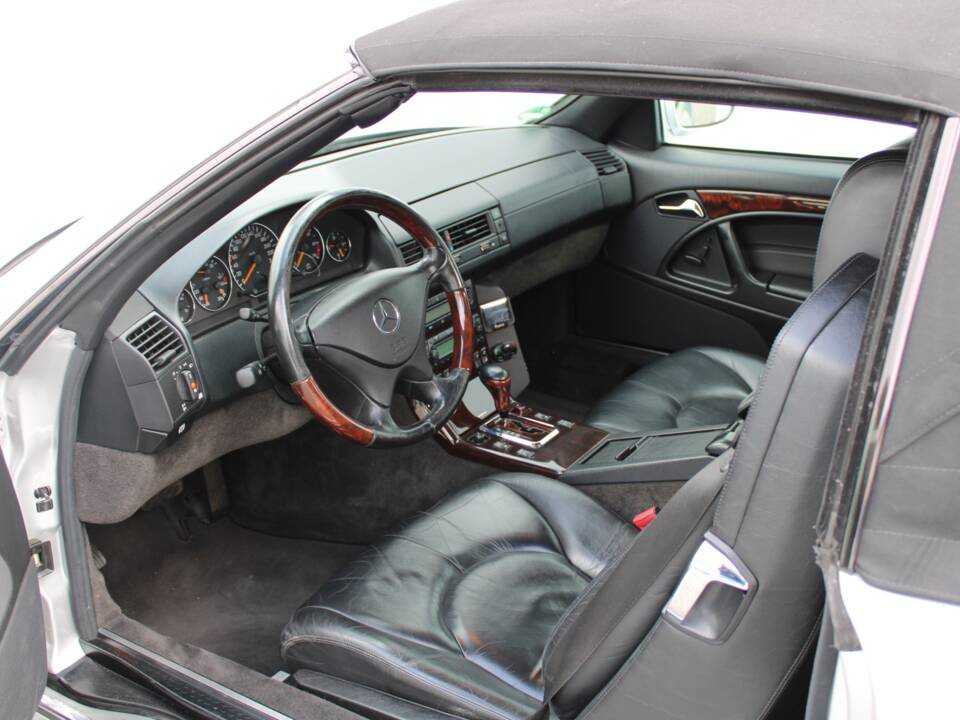 Image 27/50 of Mercedes-Benz SL 320 (2001)