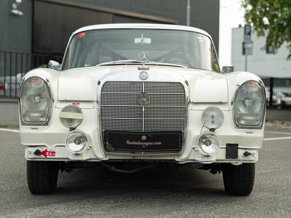 Image 8/50 of Mercedes-Benz 220 S b (1967)