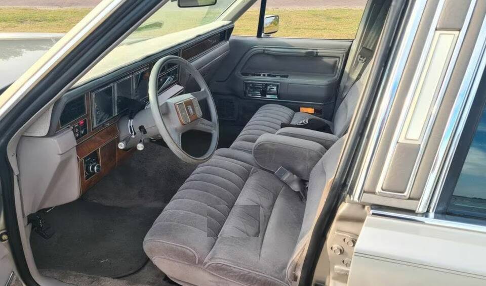 Bild 4/7 von Lincoln Town Car (1989)