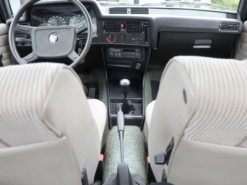 Image 32/50 of BMW 323i (1980)