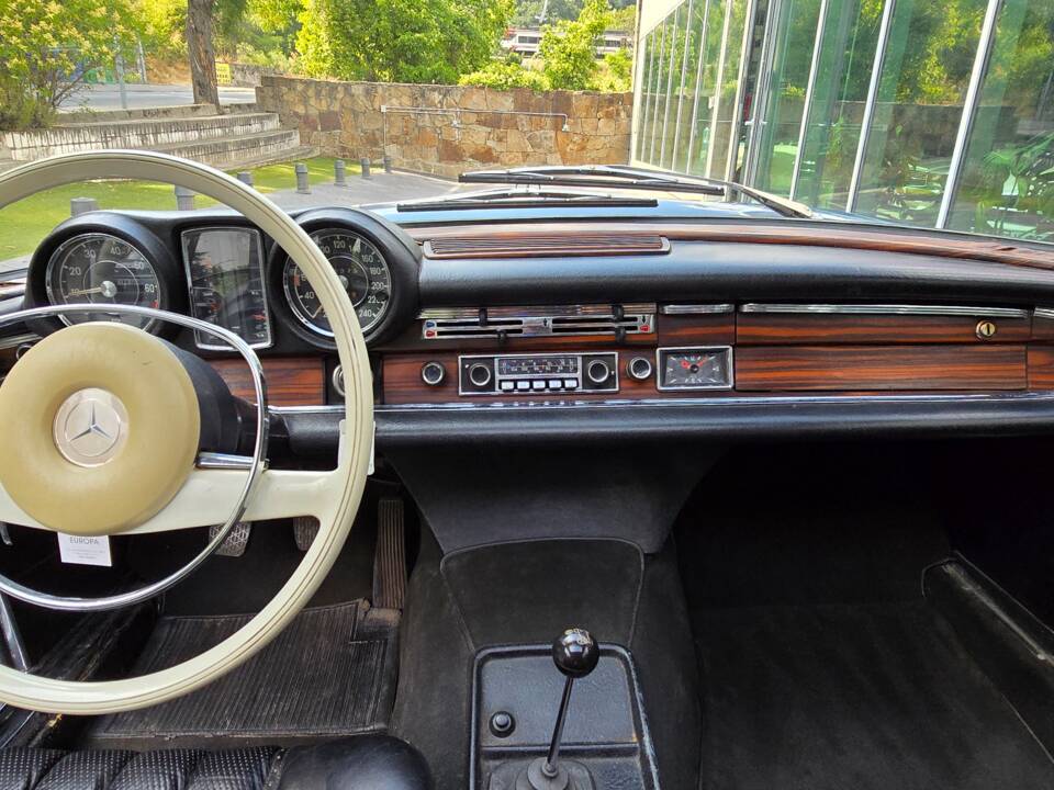 Image 19/34 of Mercedes-Benz 280 SE (1970)