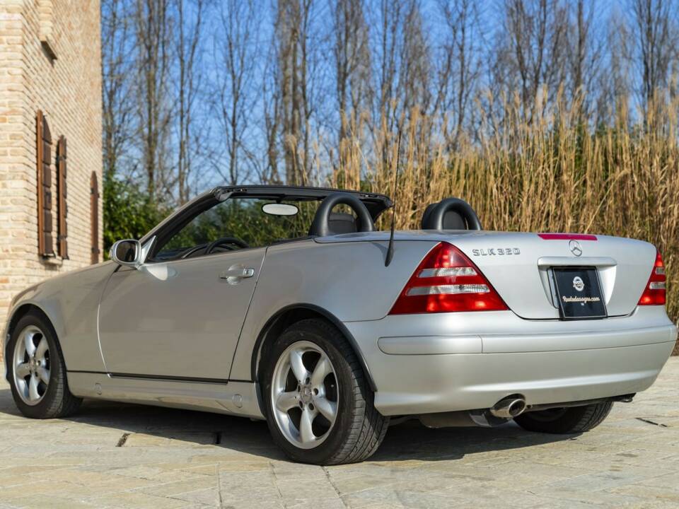 Image 6/50 de Mercedes-Benz SLK 320 (2001)