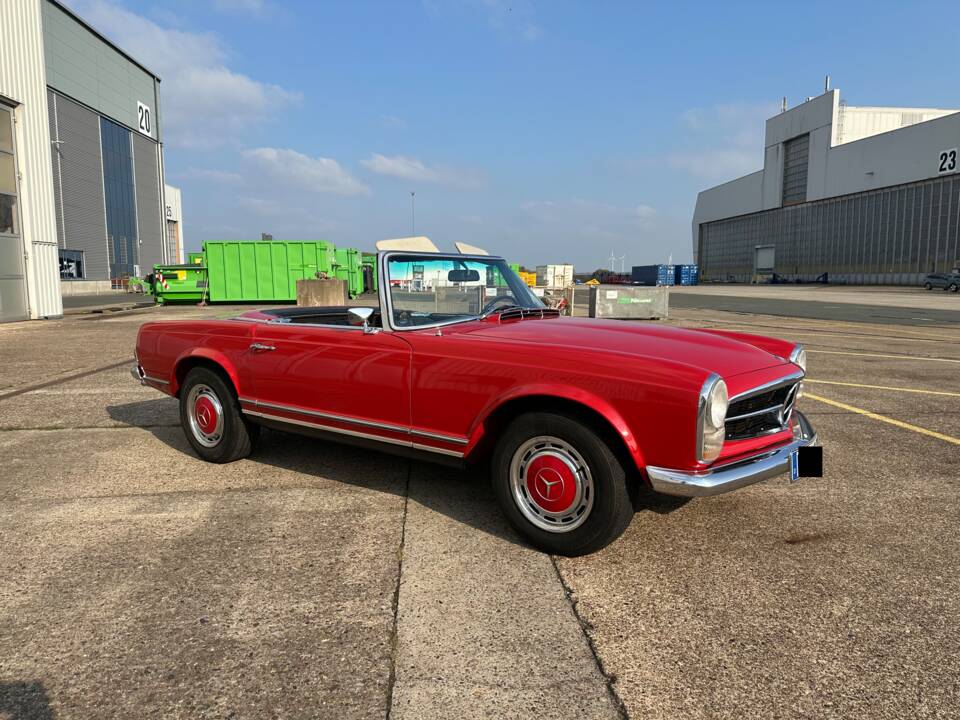 Image 10/54 de Mercedes-Benz 280 SL (1968)