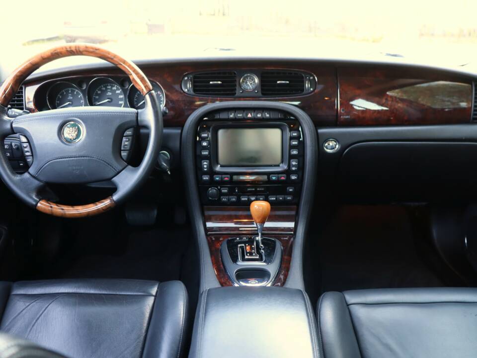 Image 3/50 of Jaguar XJ 8 4.2 (2004)