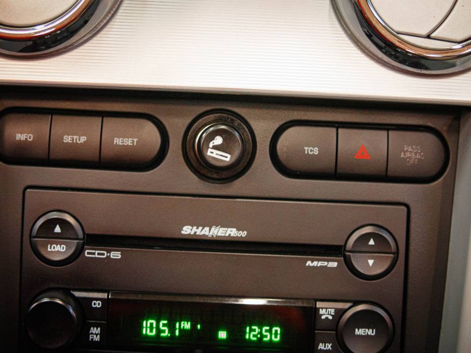 Image 40/49 of Ford Mustang GT (2006)