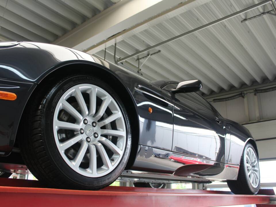 Image 9/50 of Aston Martin V12 Vanquish (2003)