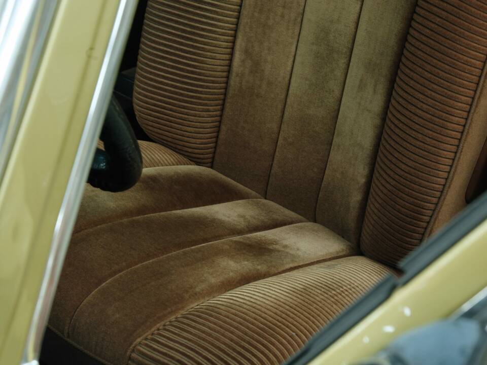 Image 27/50 de Mercedes-Benz 280 SE (1975)
