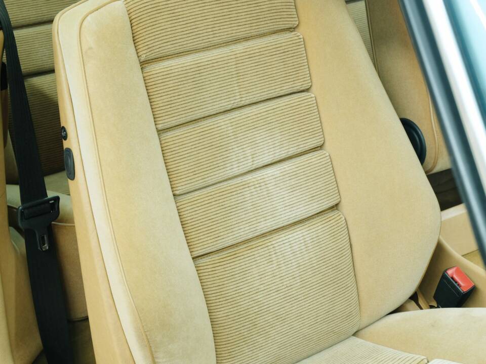 Bild 45/50 von Mercedes-Benz 380 SEC (1983)