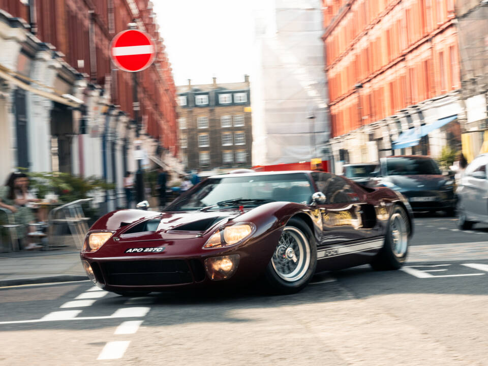 Image 2/32 of Ford GT40 (1965)