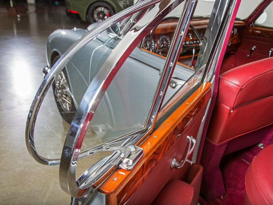 Image 12/20 of Jaguar Mk II 3.8 (1962)