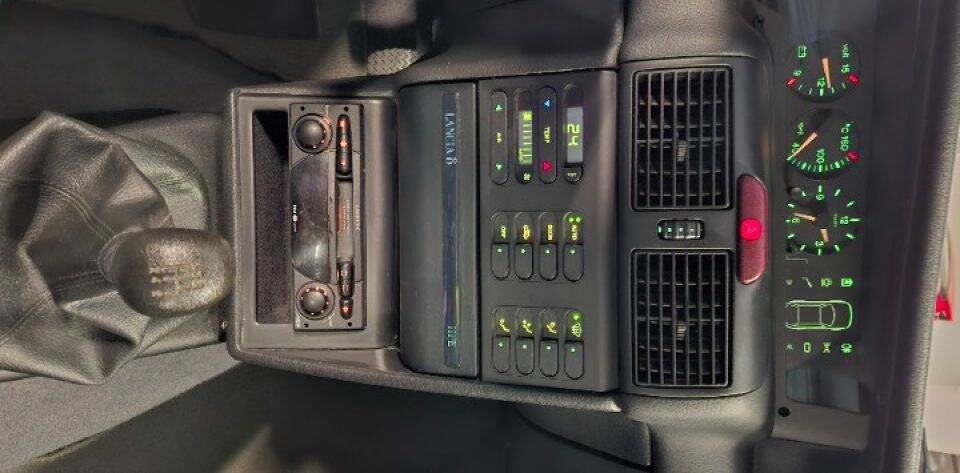 Image 13/49 de Lancia Delta HF Turbo (1997)