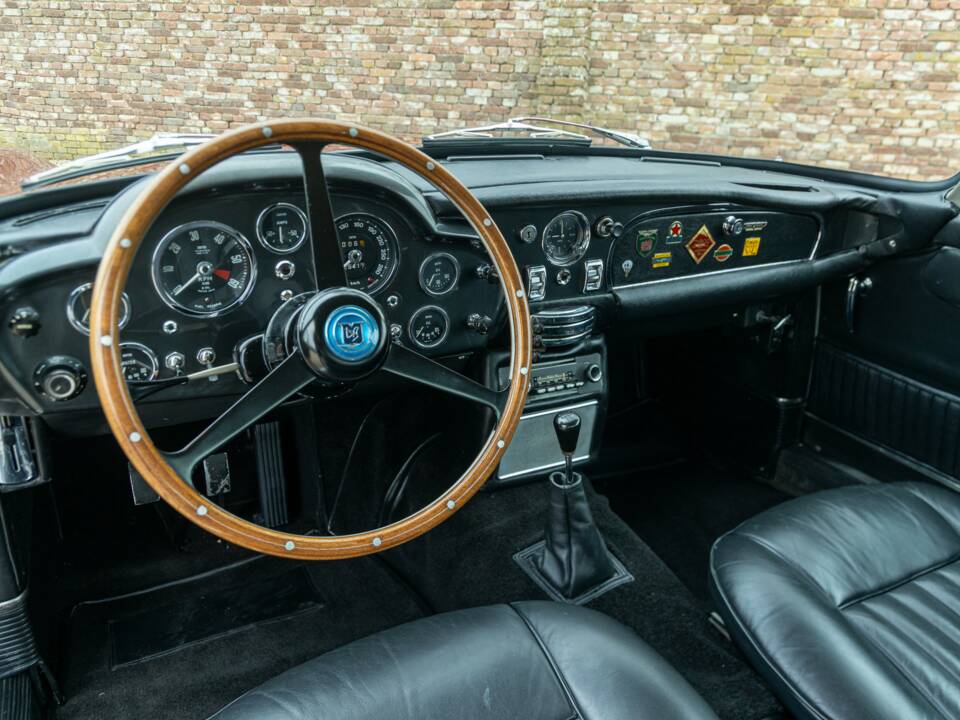 Image 36/50 de Aston Martin DB 5 Vantage (1965)