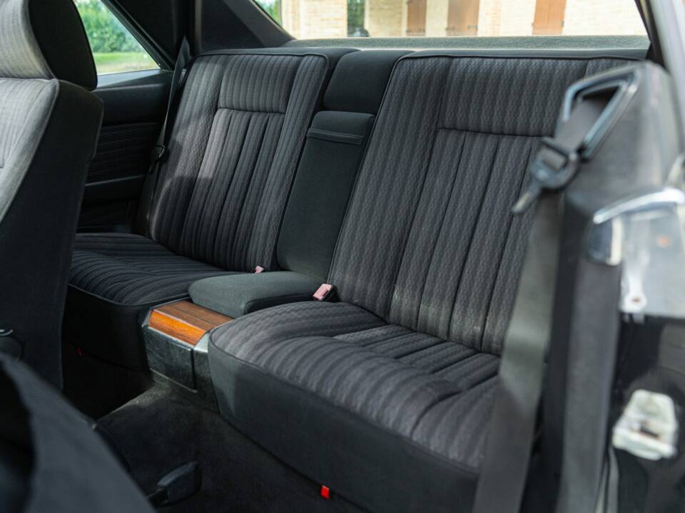 Image 27/48 of Mercedes-Benz 200 CE (1990)