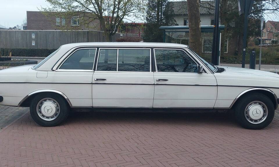 Image 8/8 of Mercedes-Benz 250 lang (1984)