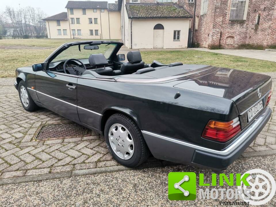 Bild 9/9 von Mercedes-Benz 300 CE (1993)
