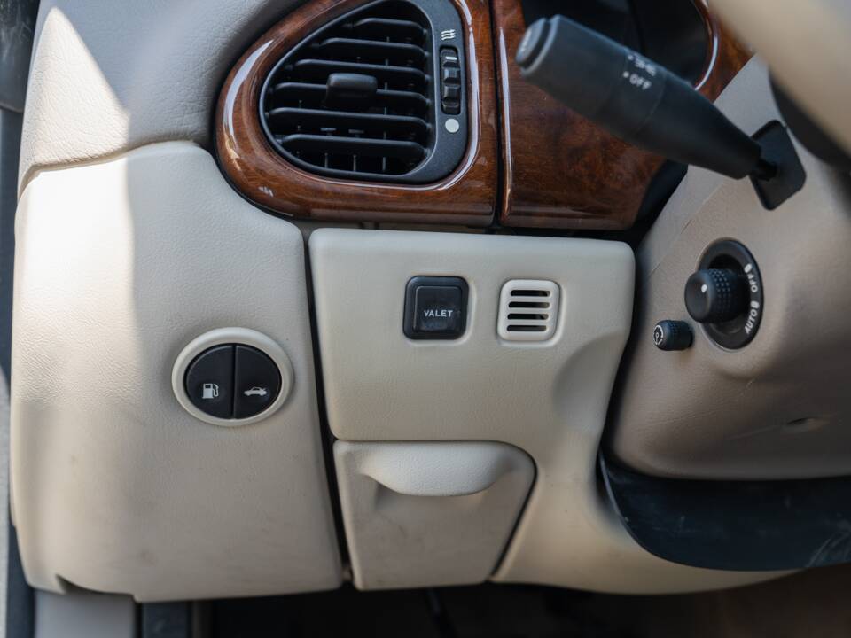 Image 69/91 de Jaguar XK8 4.0 (2000)
