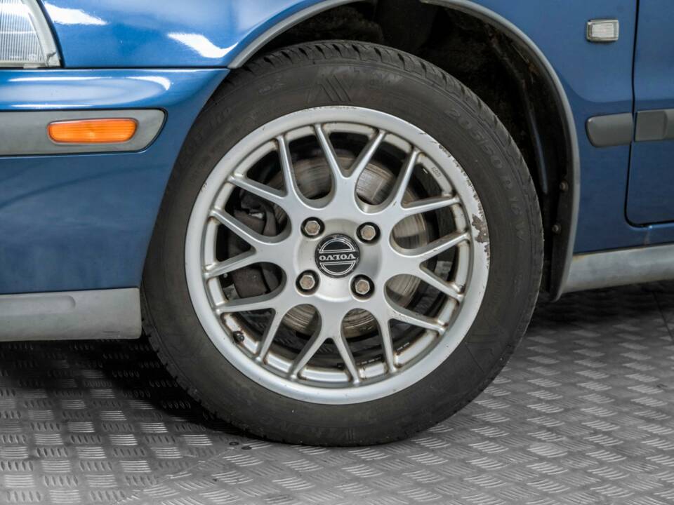 Image 4/29 of Volvo V40 2.0 16V (1999)