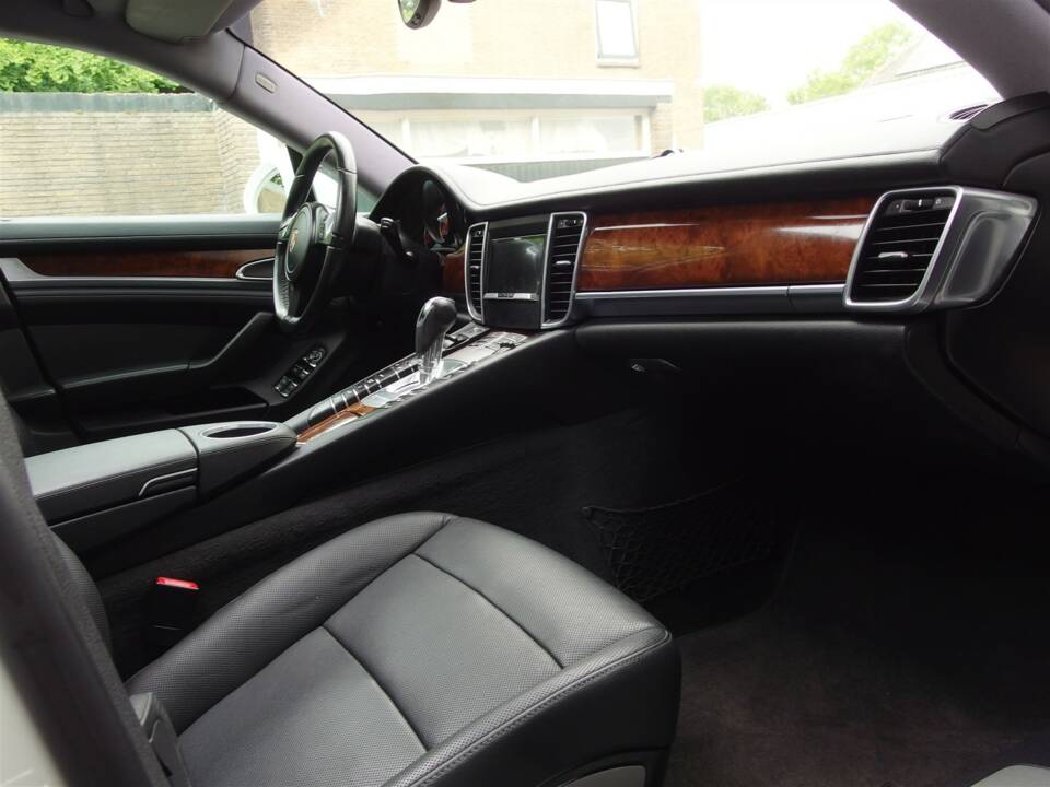 Image 51/98 of Porsche Panamera S (2010)