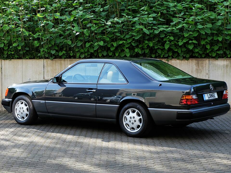 Image 7/63 of Mercedes-Benz 300 CE (1991)