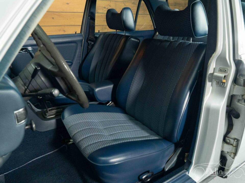 Imagen 12/19 de Mercedes-Benz 250 (1978)