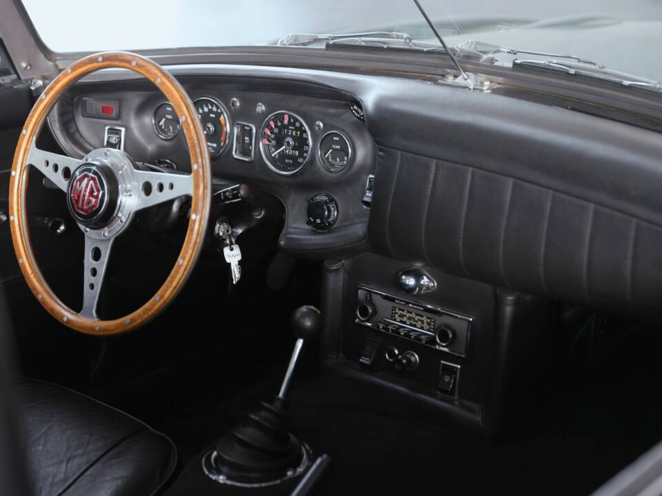 Image 20/41 of MG MGC (1969)