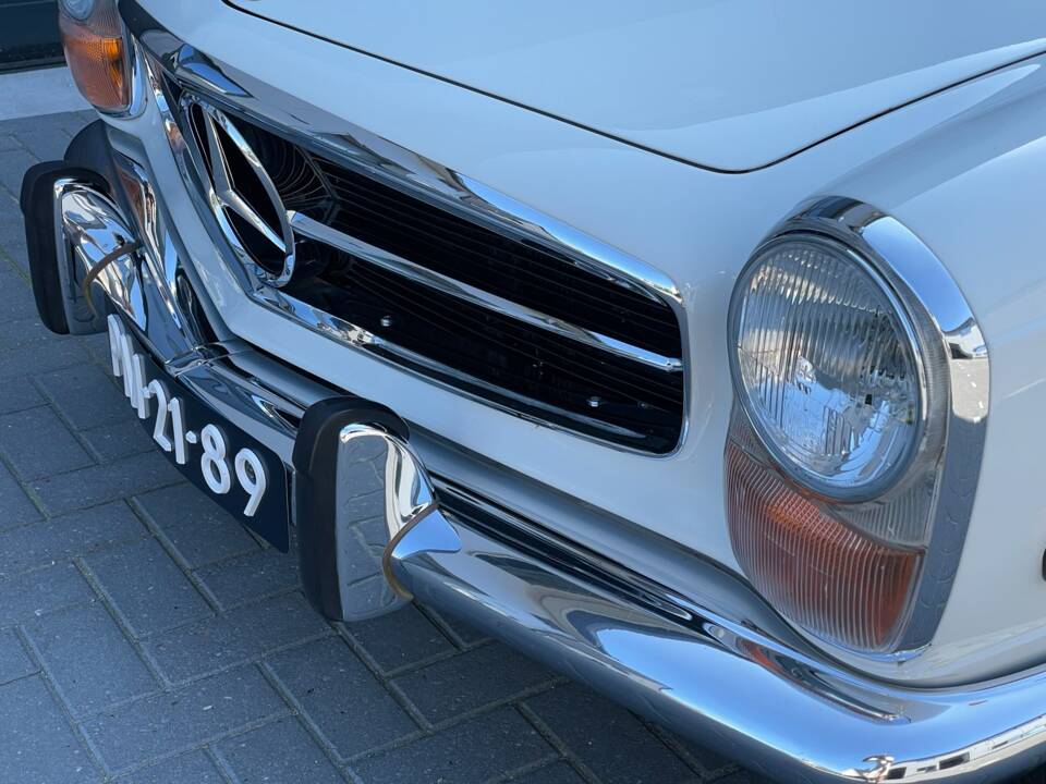 Image 26/33 of Mercedes-Benz 280 SL (1971)