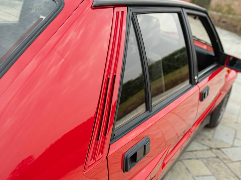 Image 15/50 of Lancia Delta HF Integrale 16V (1989)