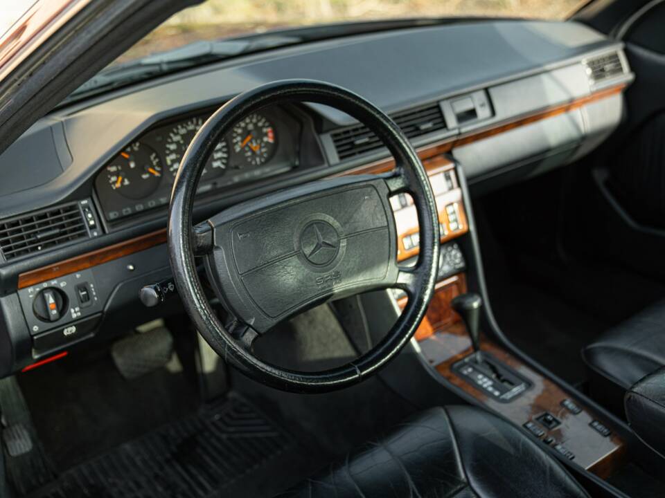 Image 24/50 of Mercedes-Benz 300 CE-24 (1991)