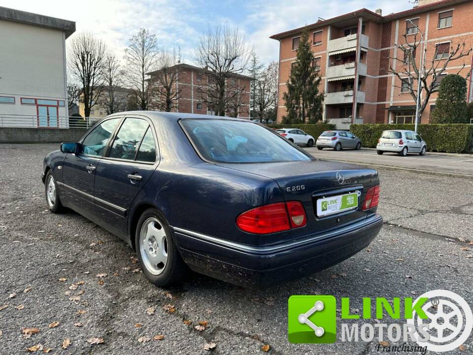 Image 5/10 of Mercedes-Benz E 200 (1996)