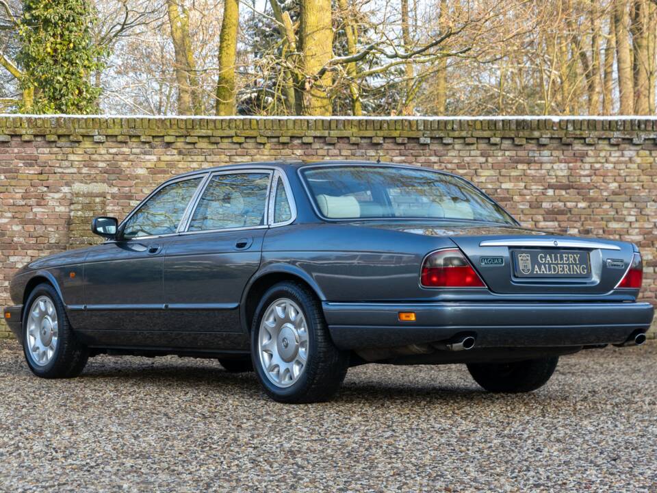 Image 2/50 of Jaguar XJ 6 4.0 Sovereign (1995)