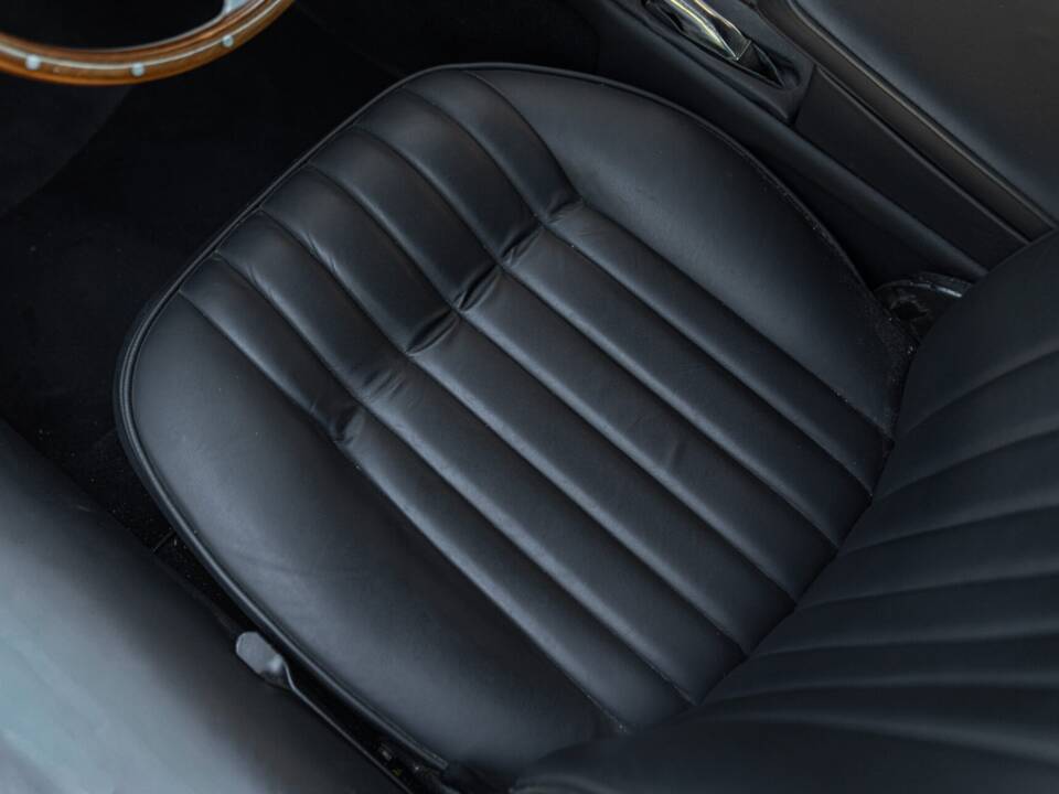 Image 30/50 de Jaguar E-Type (1968)