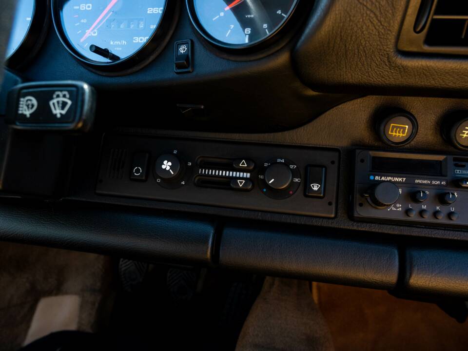 Image 20/35 of Porsche 911 Carrera 2 (1990)