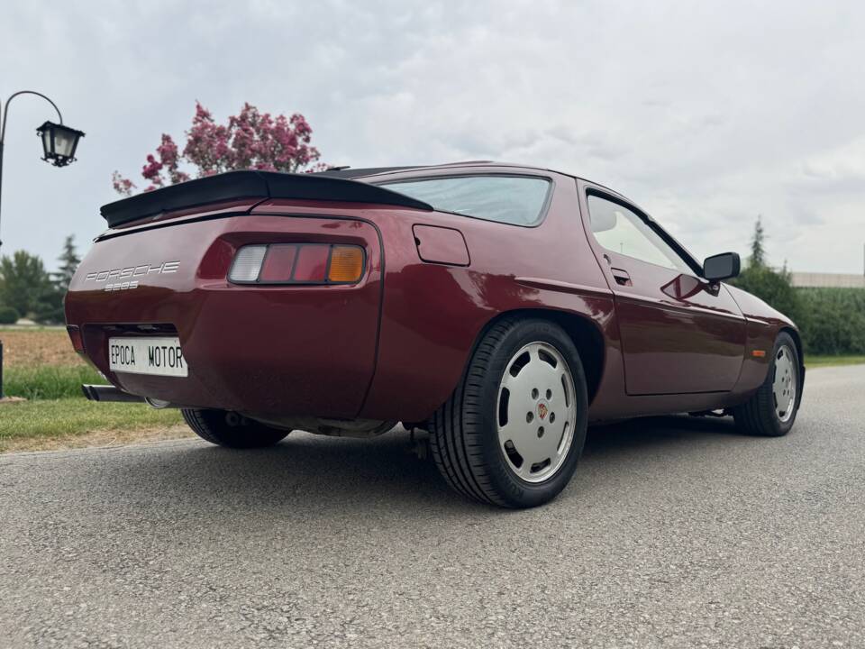 Image 29/32 of Porsche 928 S (1988)