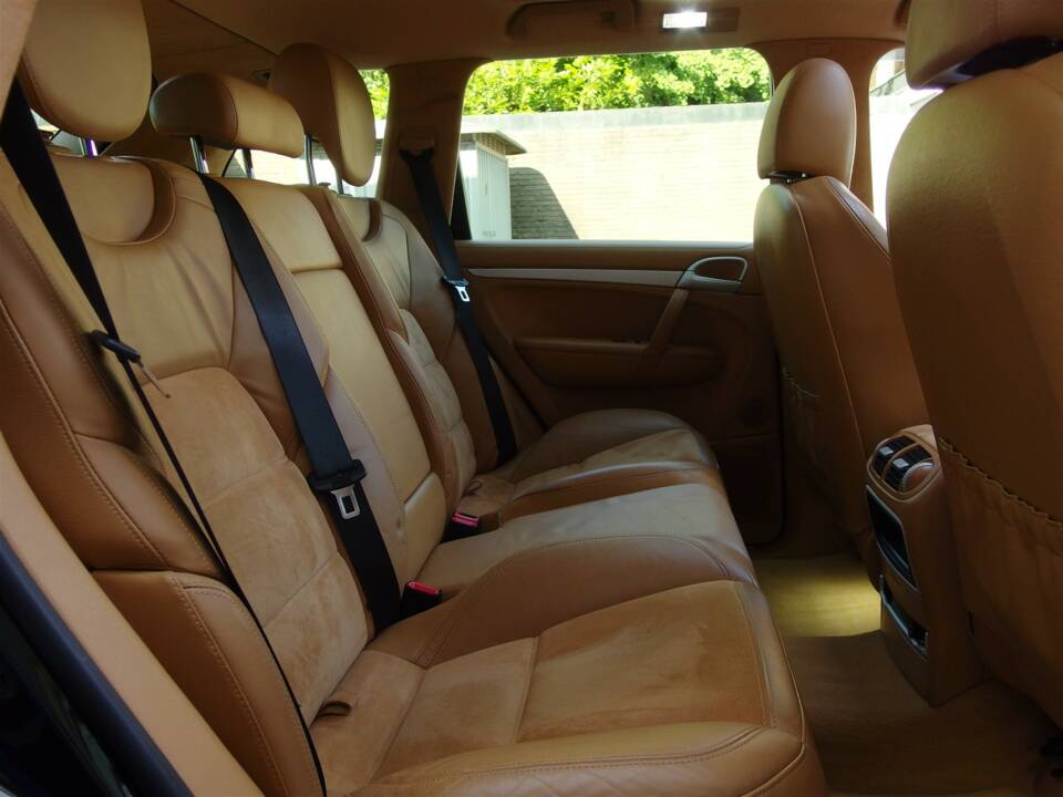 Image 69/98 of Porsche Cayenne GTS (2008)