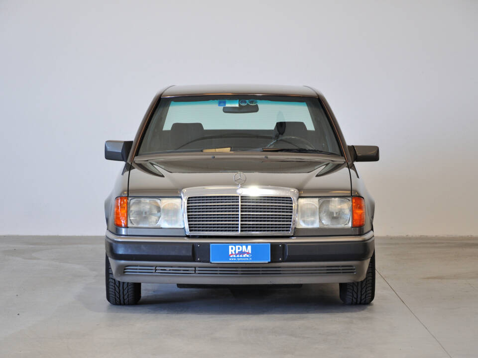 Image 5/25 of Mercedes-Benz 200 E (1992)