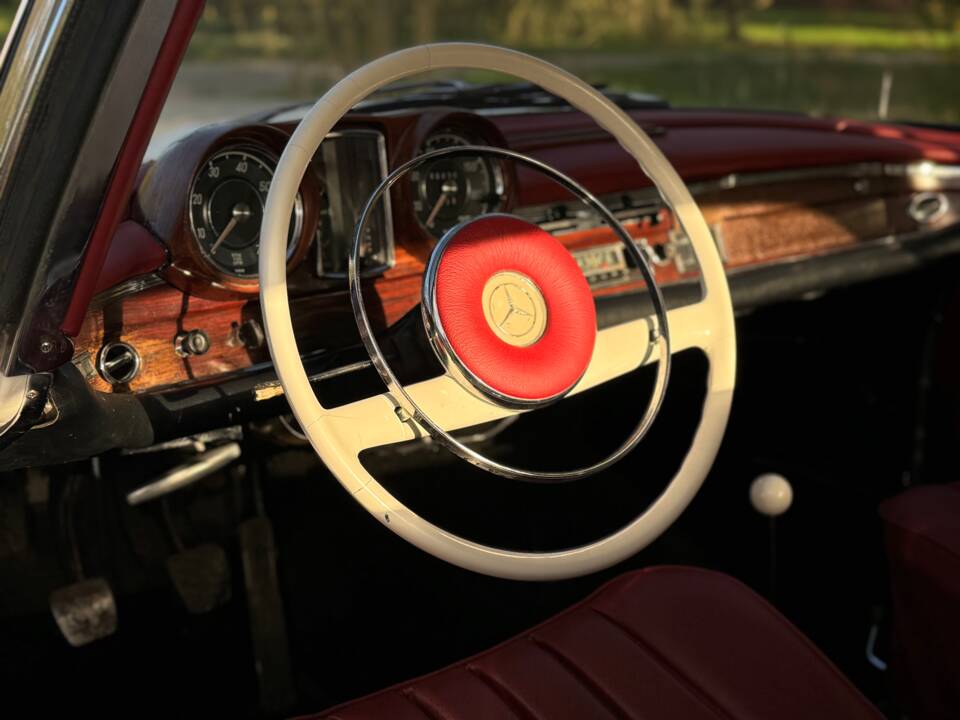 Image 63/132 of Mercedes-Benz 220 SE b (1963)