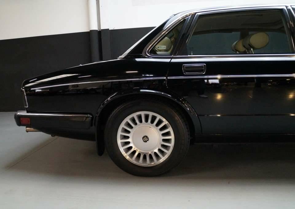 Image 31/47 of Jaguar XJ12 6.0 (1994)