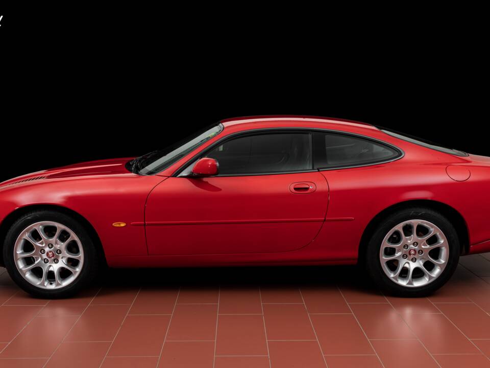Image 2/7 of Jaguar XKR (1999)