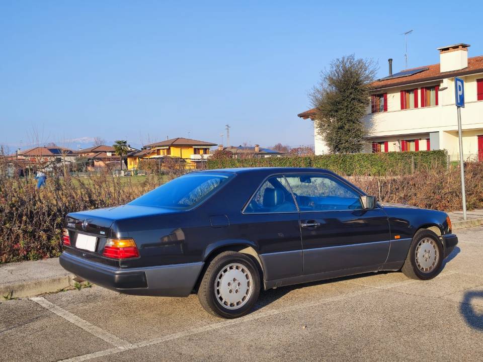 Image 5/11 of Mercedes-Benz 300 CE (1990)