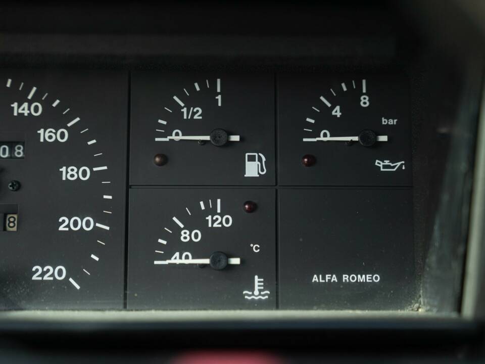 Obraz 36/47 pojazdu Alfa Romeo 75 1.6 (1991)