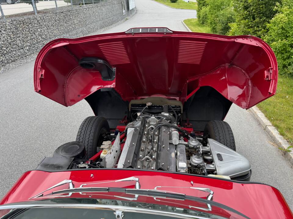 Image 29/35 of Jaguar E-Type (1969)