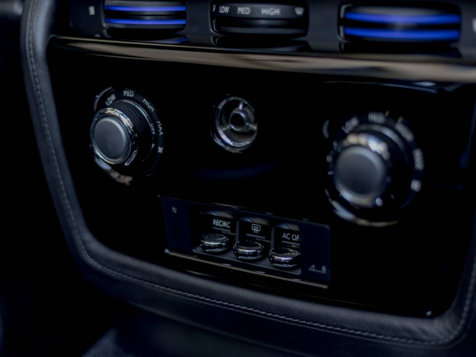 Image 25/34 of Rolls-Royce Phantom DHC (2008)