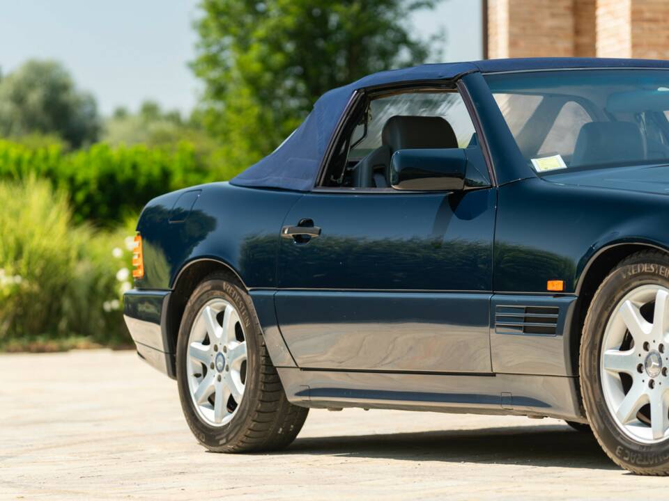 Image 16/45 of Mercedes-Benz 500 SL (1990)