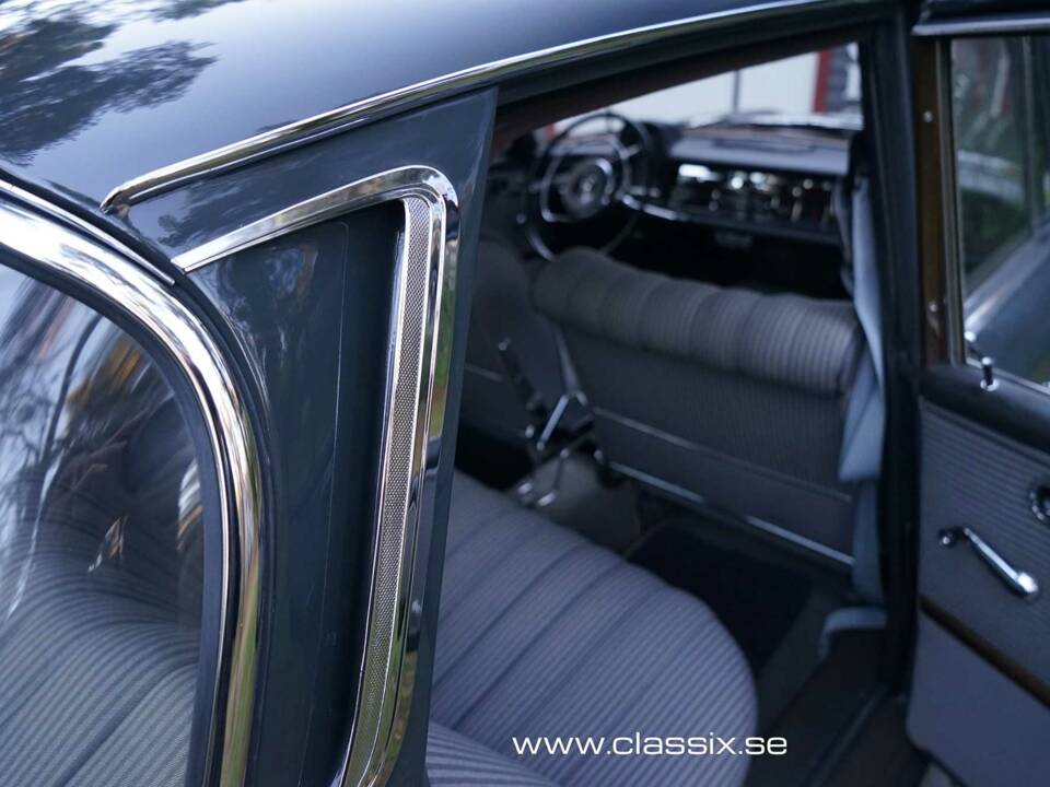 Image 22/24 of Mercedes-Benz 220 S b (1965)