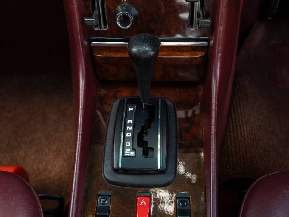 Image 18/23 of Mercedes-Benz 380 SL (1985)