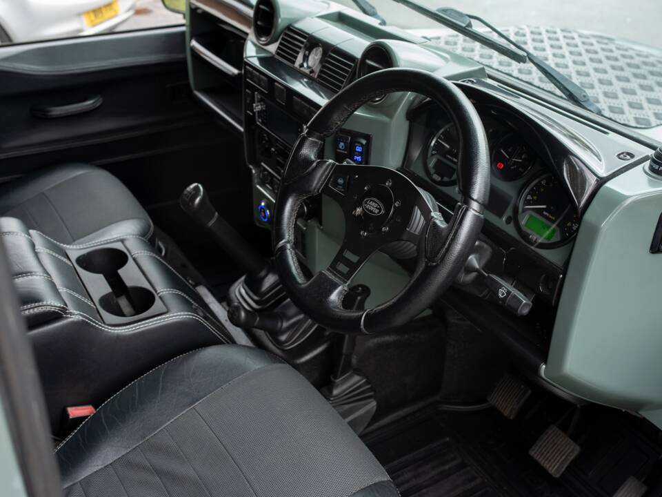 Image 44/50 de Land Rover Defender 110 Crew Cab SE (2010)