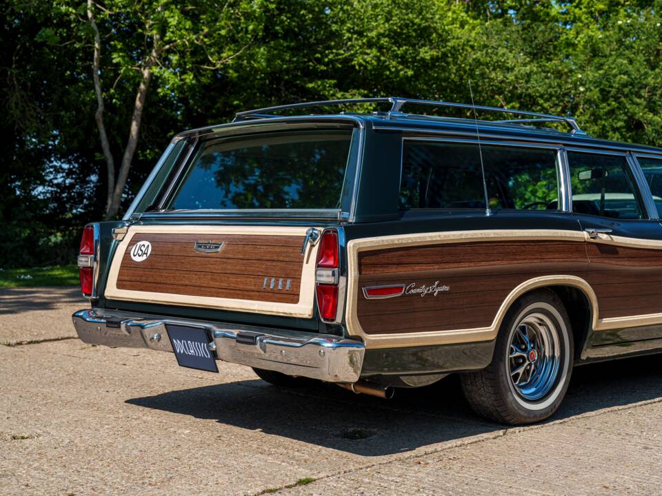 Image 15/28 of Ford LTD Country Squire (1968)