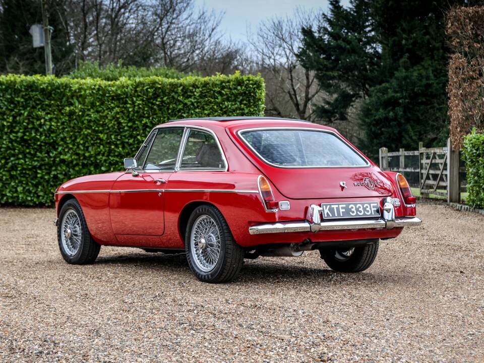 Image 3/40 of MG MGC GT (1968)